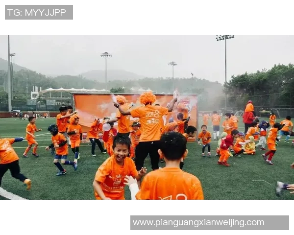 足球明星与孩子们的温馨互动视频展现亲子时光的快乐与成长 足球明星与孩子们的温馨互动视频展现亲子时光的快乐与成长