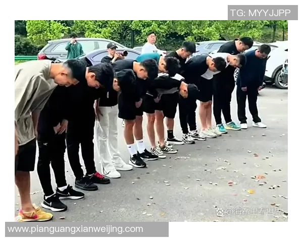 足球明星们齐聚默哀致敬瞬间高清图片展现情感与团结 足球明星们齐聚默哀致敬瞬间高清图片展现情感与团结